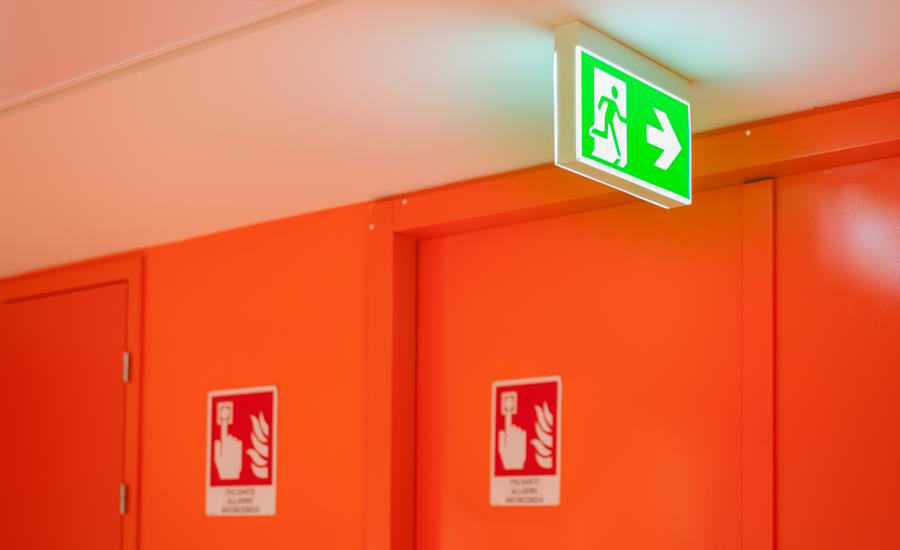 branddörrar är gediget konstruerade och består ofta av stålplåt eller trä men även glas förekommer
