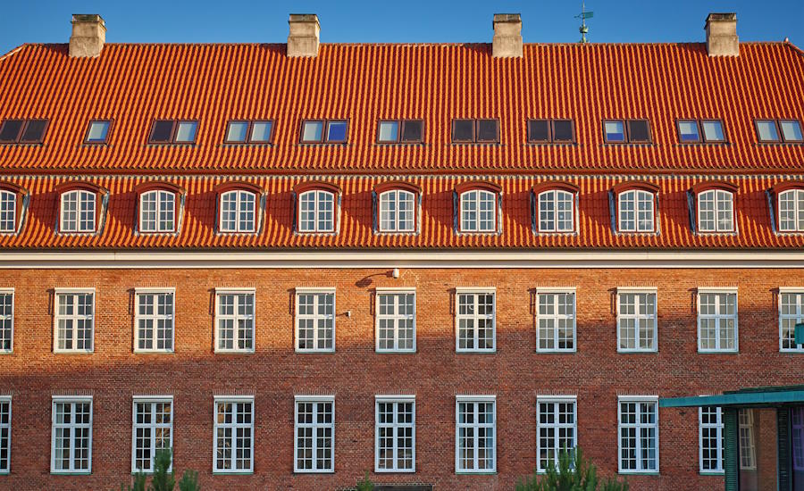 fasadbeklädnaden och fönsterna i sig vill man inte förändra på denna traditionella byggnad här krävs ett omsorgsfullt fönsterbyte som återspeglar det kulturella värdet som fastigheten innehar