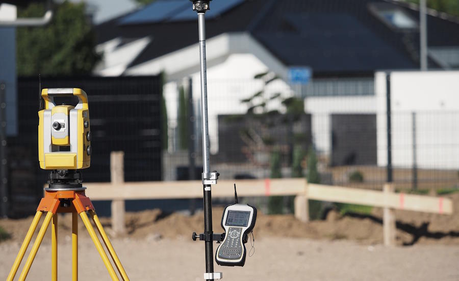 GPS i kombination med totalstationer fungerar ypperligt bra tillsammans särskilt när det kommer till inmätning men även utsättning