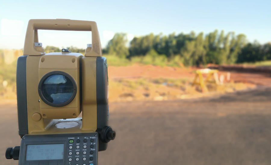 en totalstation dvs ett instrument som kan mäta både vinklar och längdavstånd därav namnet används såväl till utsättning som inmätning
