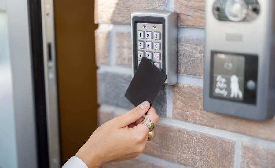 nyckelkort använder idag samma teknik som taggar och brickor dvs RFID eller NFC vilket för avläsningen kontaktlös man slipper således använda sig av magnetremsor som förr i tiden