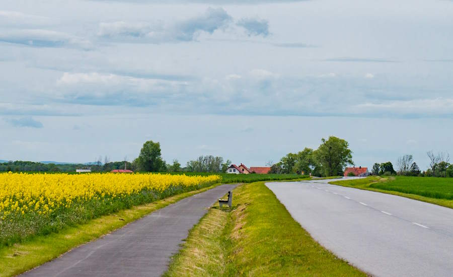 åkrar landsväg samt en gång- och cykelbana detta är ett utmärkt exempel på hur man har byggt i terrasser med diken för dränering