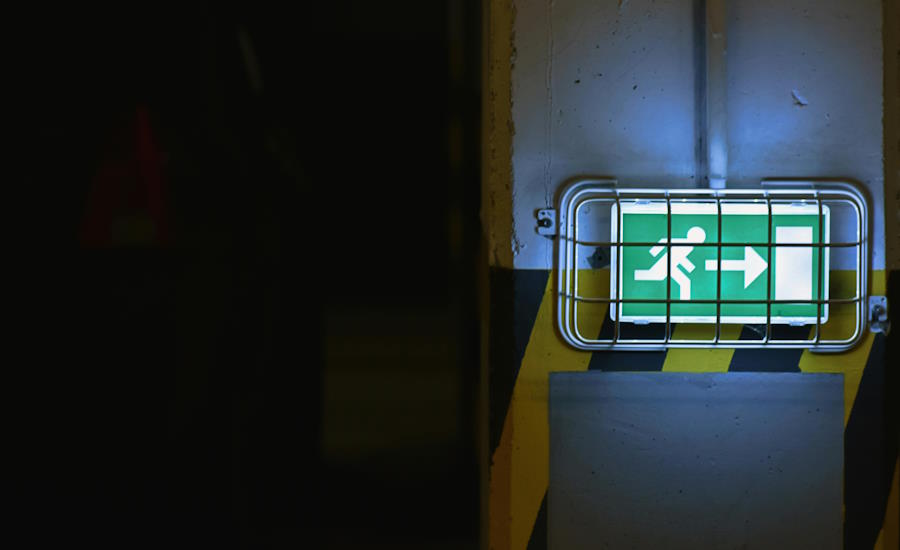 nödutrymningsskyltar och i många fall belysta sådana är ett krav för att man ska hitta ut på ett effektivt och snabbt sätt