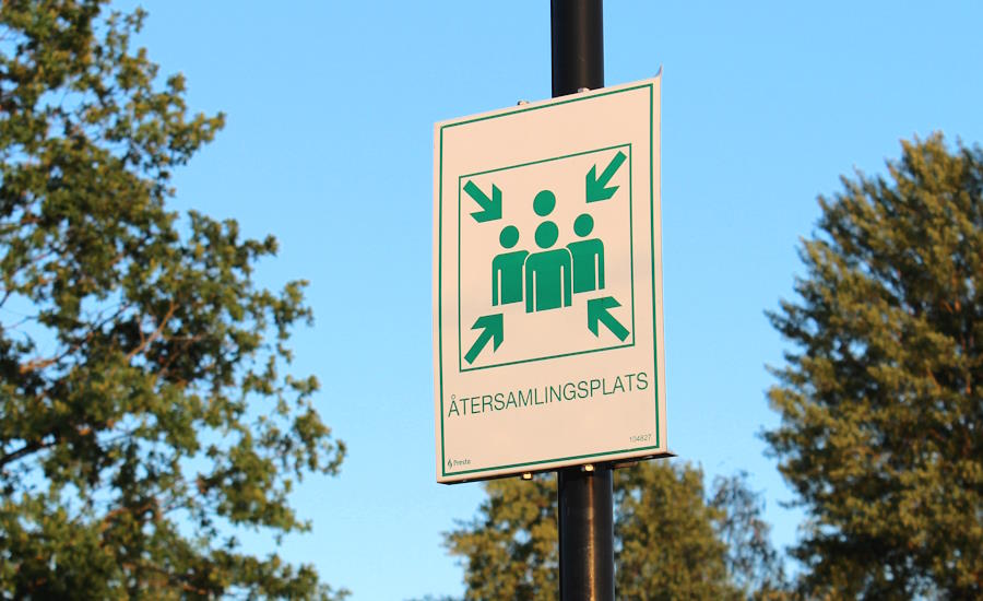 efter att man har utrymt byggnaden så är det viktigt att alla samlas på en så kallad återsamlingsplats där räknar man således personerna och säkerställer att alla har evakuerat